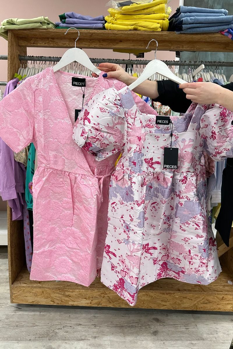 LYKKEPAKKE - 2 x Pieces rosa kjole (S59)