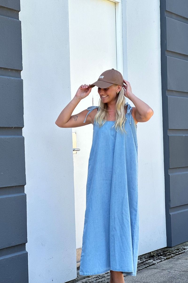 Sisters Point - Kjole - N.OSA-ST.DR - L. Blue Wash