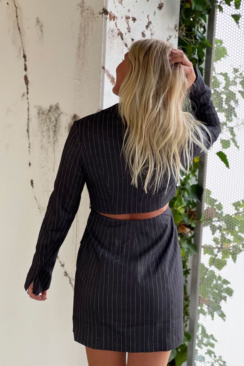 Something New - Kjole - SN Kara LS Pinstripe Twist Mini Dress - Stone Grey Pinstripe 